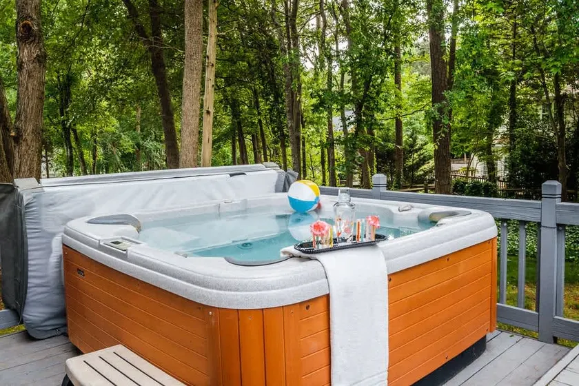 Hot Tub - Suburban - Comfy - Image 1