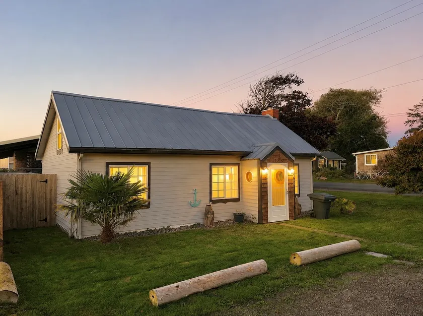 Waddle on Inn-Hot Tub, Pet Friendly, Fully Fenced! - Image 1