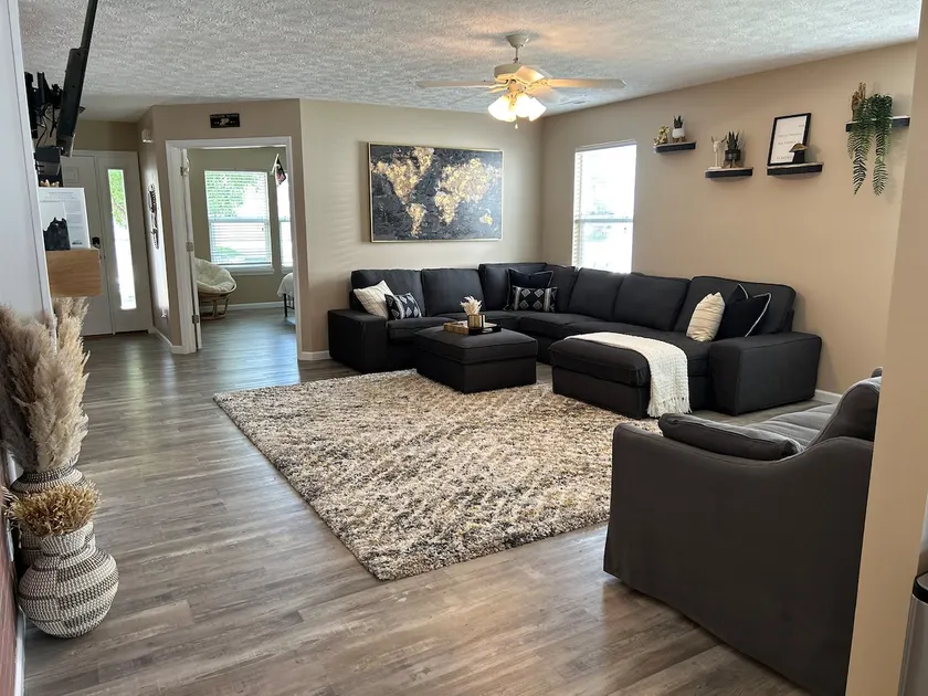 The Black & Gold House Spacious Family Gatherings - Image 1