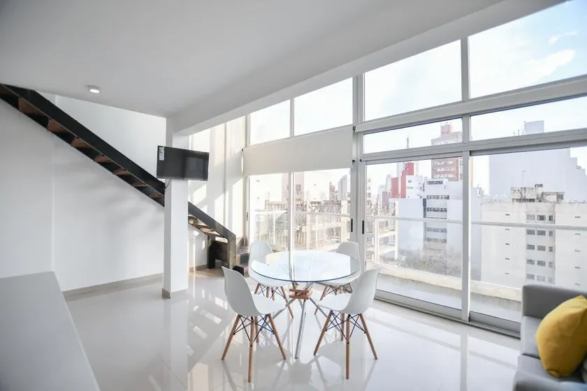 Double-height designer loft with open view - Image 1