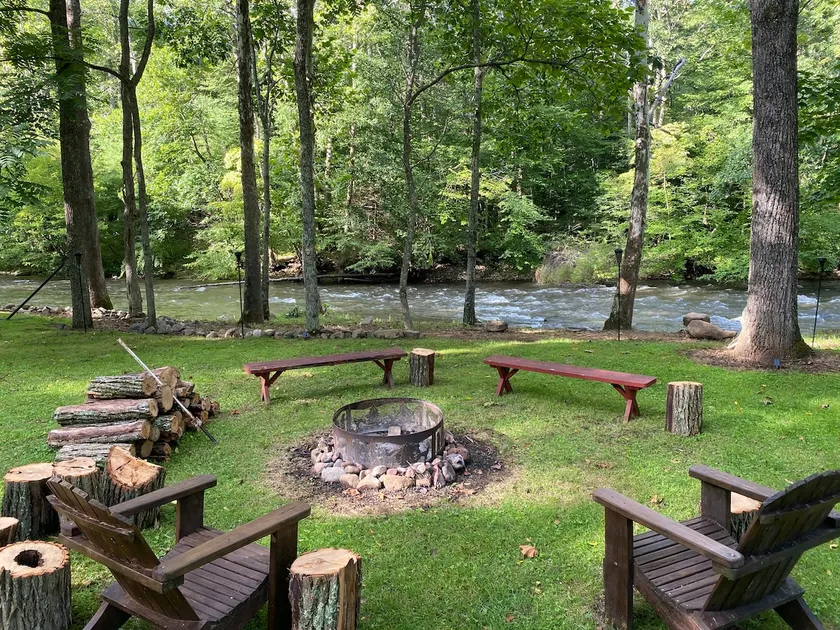 Riverfront Hot Tub in Damascus - Image 1