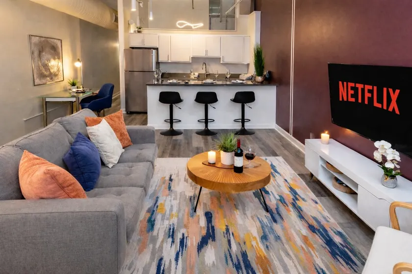 King Bed 1BR · Skywalk · Free Parking · Downtown - Image 1