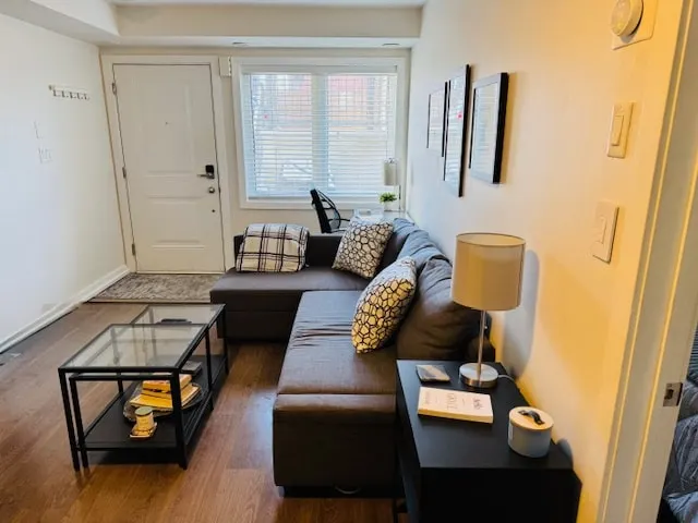 1BR-Laundry, Parking, 16 mins to Union by GO - Image 1