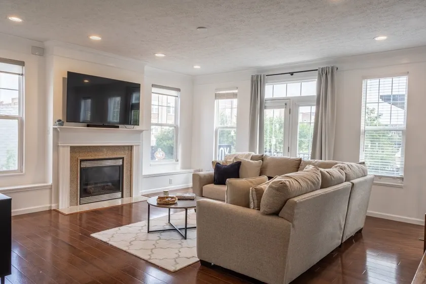 Beautiful Townhouse Downtown Carmel - Image 1