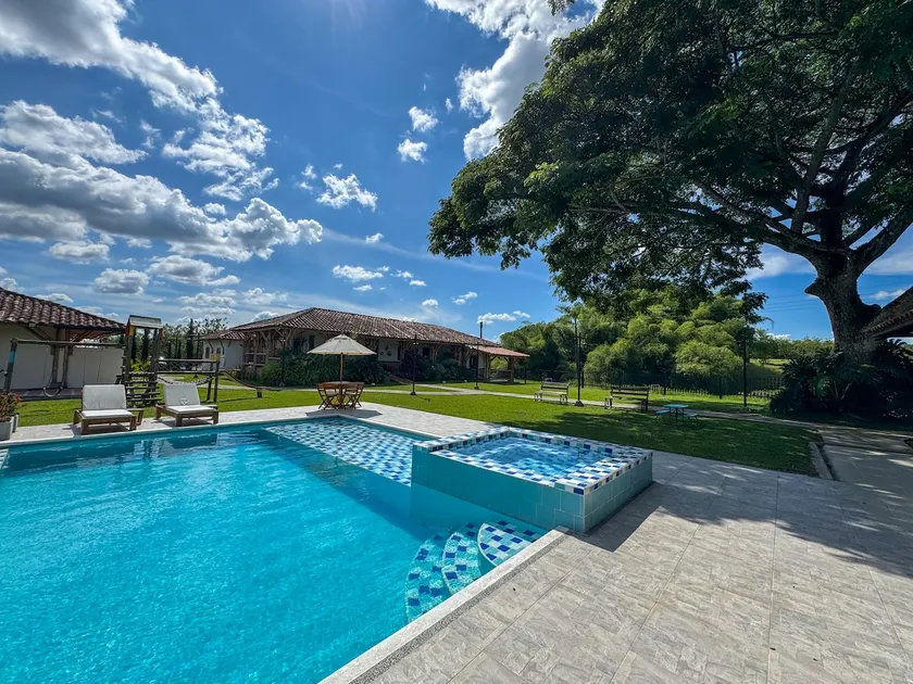 Exclusive country house with pool and jacuzzi - Image 1