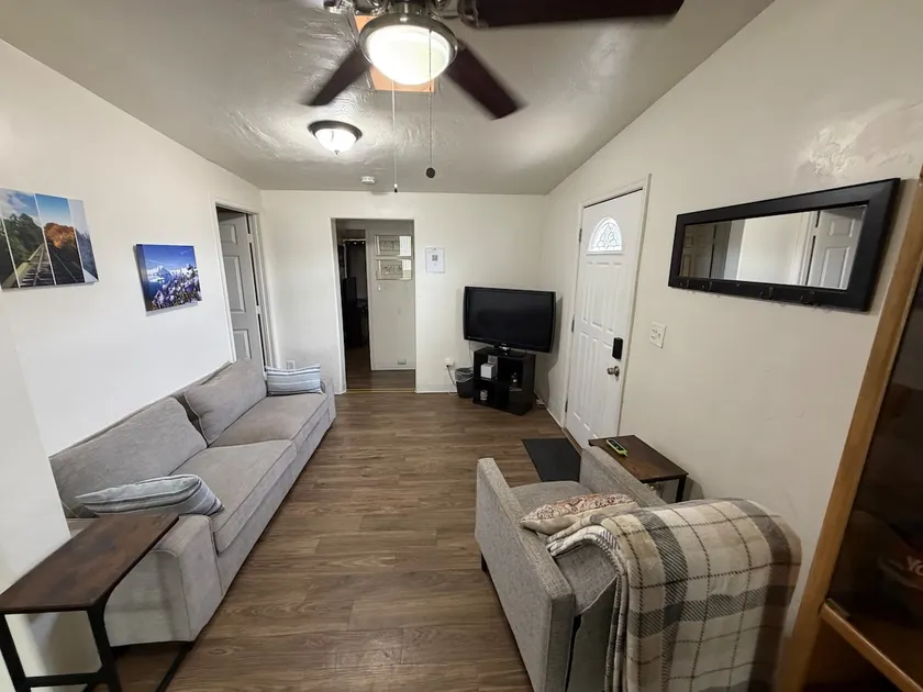 Private 2 bed/1bath w/lg yard/AC/laundry/parking - Image 1
