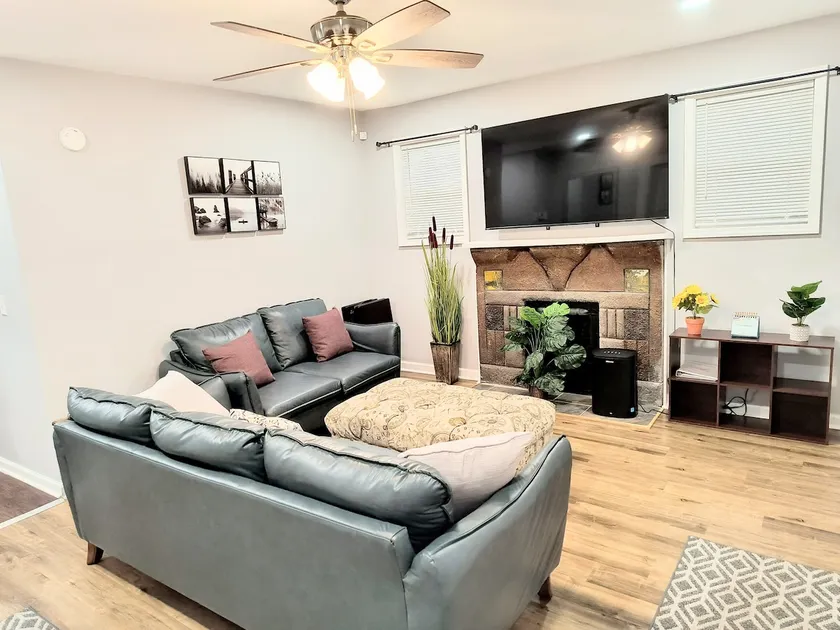 Spacious 3BR/2BA w/Fast WiFi, 4 Smart TVs- Pets OK - Image 1
