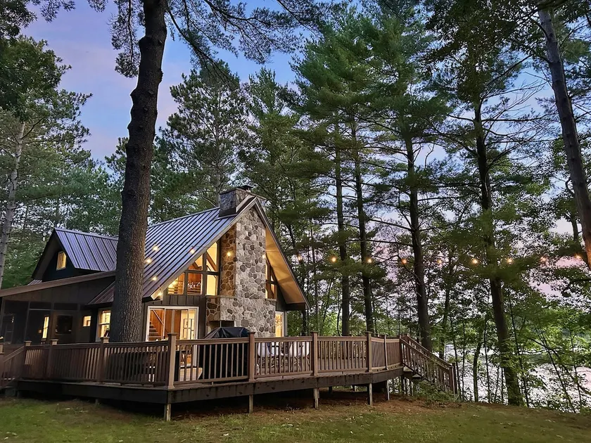 Lakefront Chalet, Dock, Fire Pit, Close to Dells - Image 1