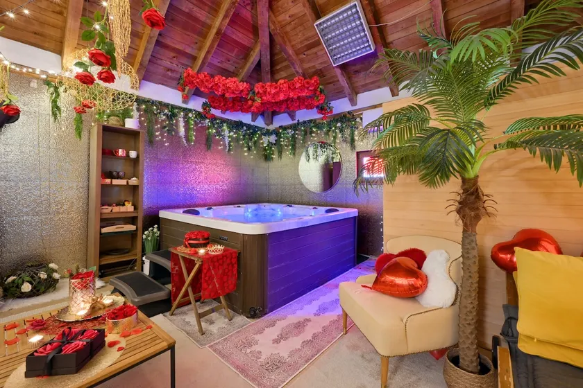 Luxury Villa Apartment - Private Jacuzzi & Sauna - Image 1