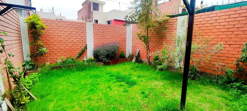 Quiet house with patio and garage - Image 1