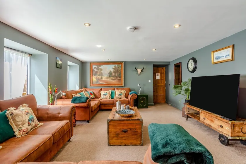 6 Bed in Holsworthy oc-89218 - Image 1
