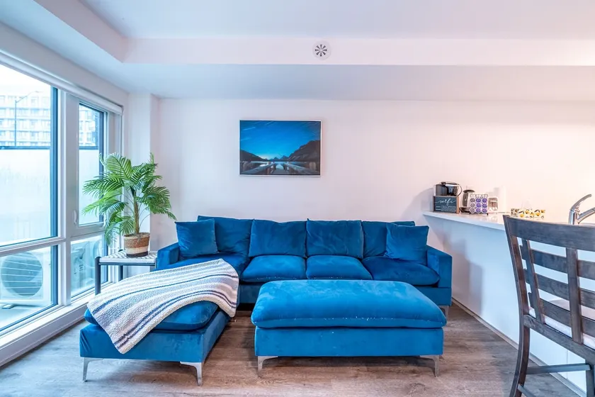 Luxury Townhouse with Parking 30 Mins YYZ Airport - Image 1