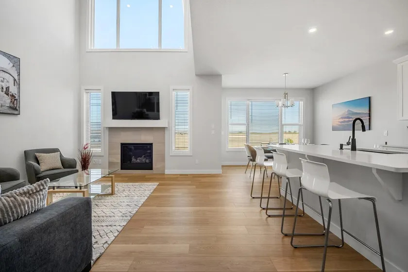 Bright & Spacious 3 Beds Luxury Home in SE Calgary - Image 1