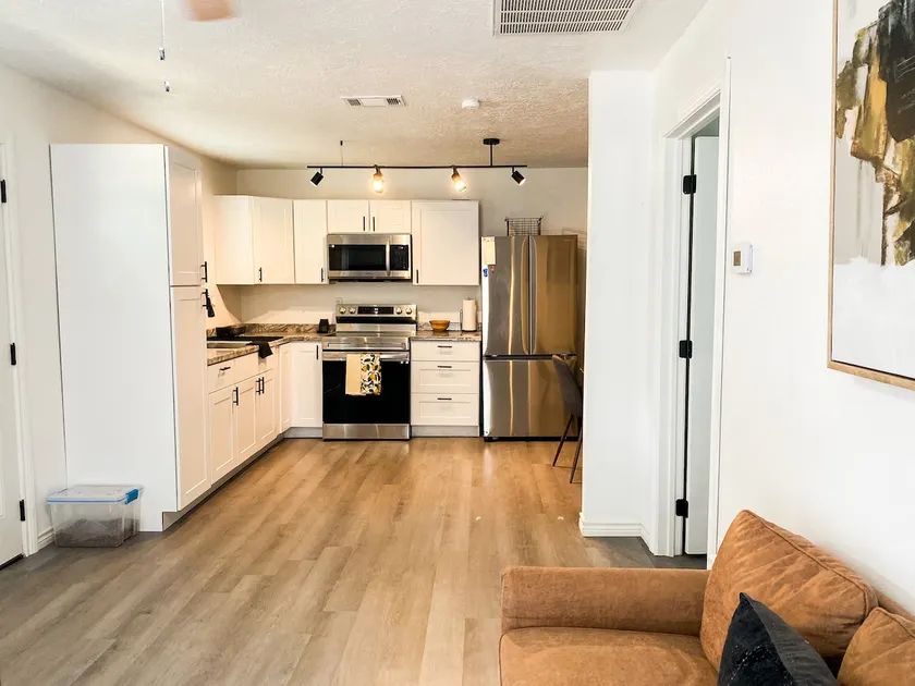New Reno w/King Bed & Central AC - Image 1