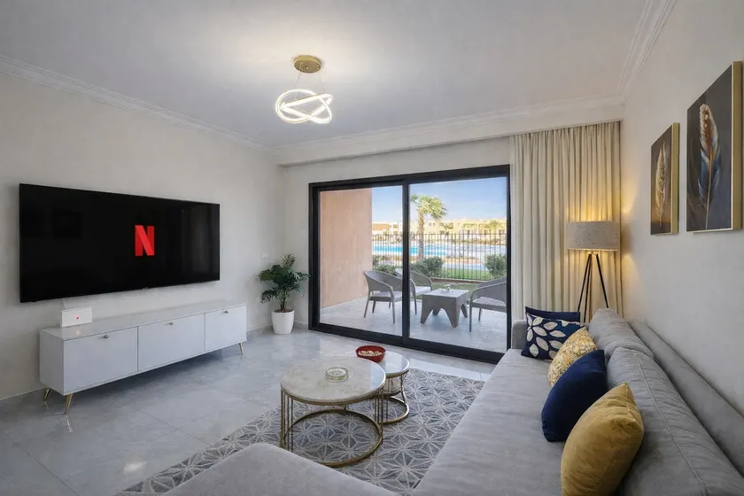 Beachside luxury: 1BR with Pools, Gym & More - Image 1