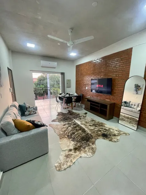 Spacious apartment minutes from the airport - Image 1