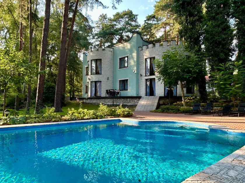 Villa with outdoor pool Warsaw - Image 1