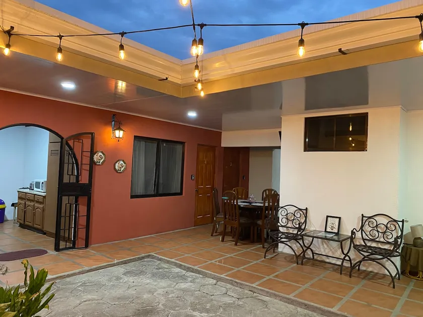 House downtown. Large, fresh, 5 min to SJO airport, 200m to park - Image 1