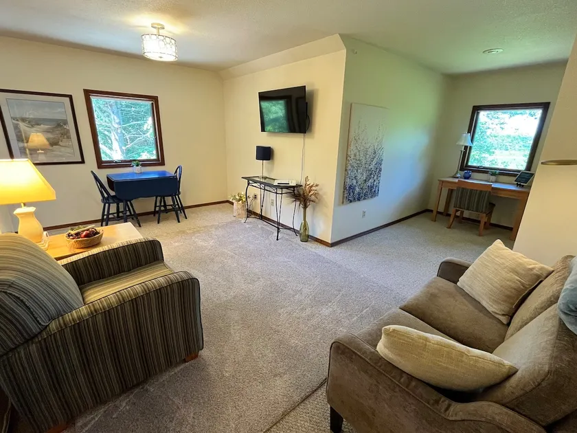 Quiet Apartment in Beautiful Setting - Image 1
