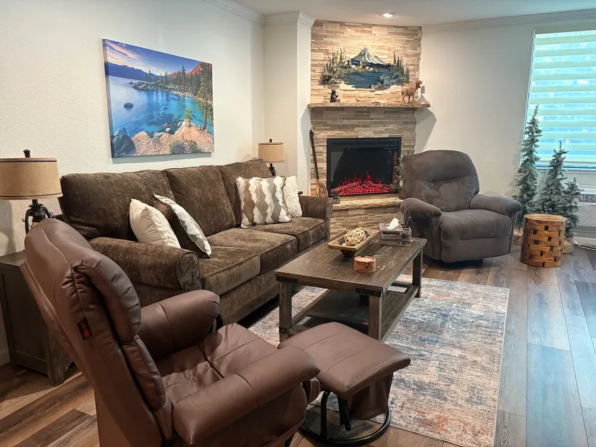 Gorgeous Remodeled Condo at Lake - Image 1