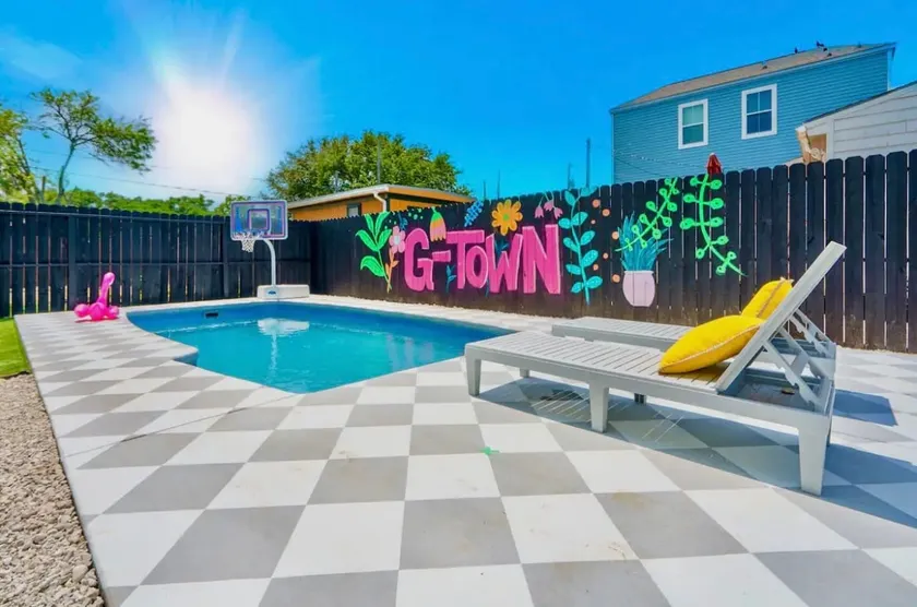 Mins to Strand/Seawall | Heated POOL | Putt-Putt - Image 1