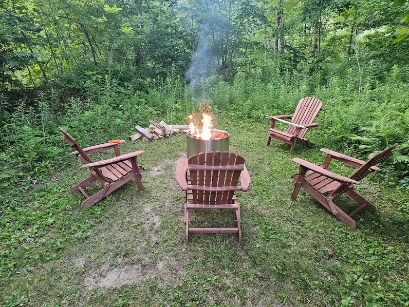 4BR riverfront house, dog-friendly, fireplace - Image 1
