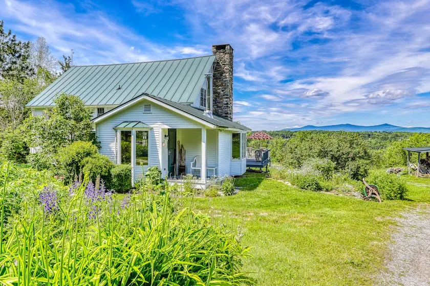 4BR dog-friendly house with mountain view & deck - Image 1