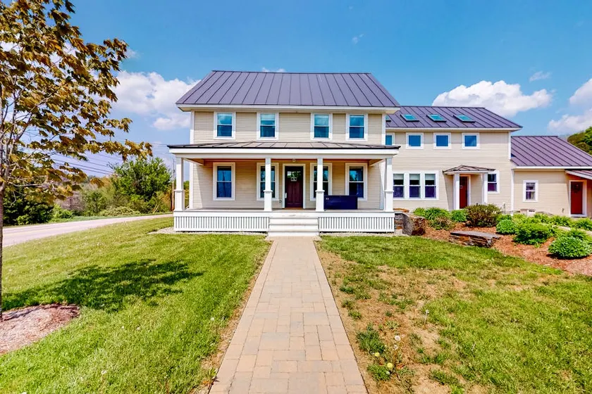 Vintage 3BR Mountainview | Deck | - Image 1
