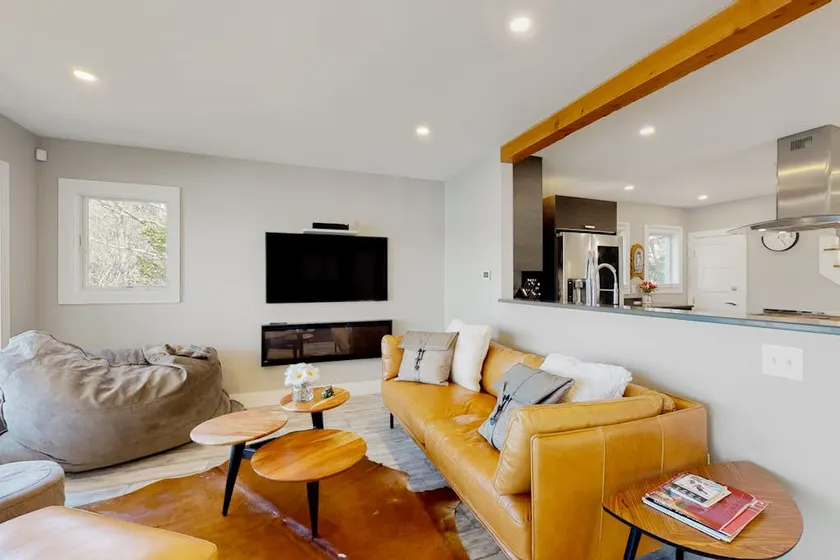 Lakeside 3BR cottage with year-round activities - Image 1