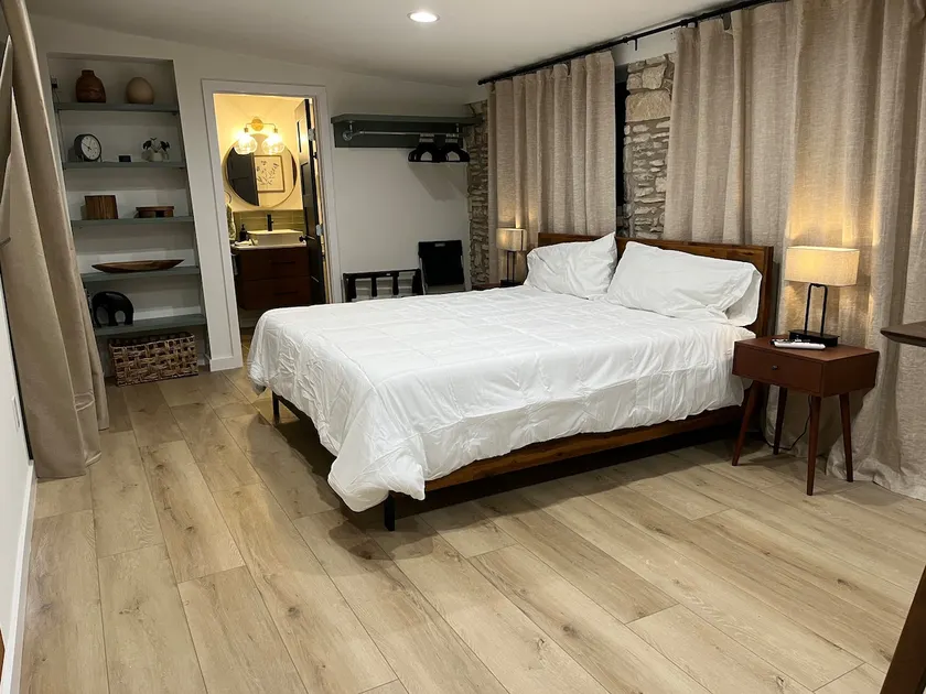 Entire Guest Studio with Private Entrance - Image 1
