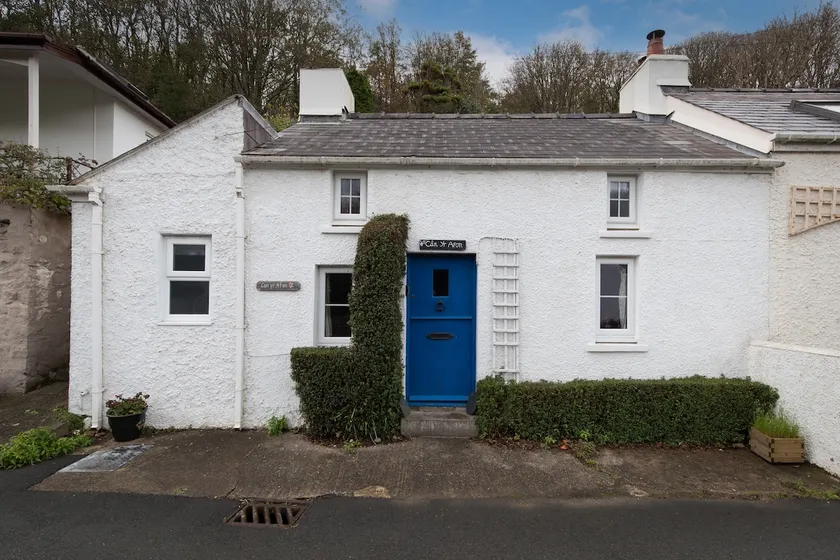 Cosy Welsh Cottage Pembrokeshire Coast /log burner - Image 1