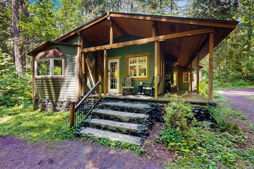 Cozy Riverfront Cottage with Charming Interior & H - Image 1
