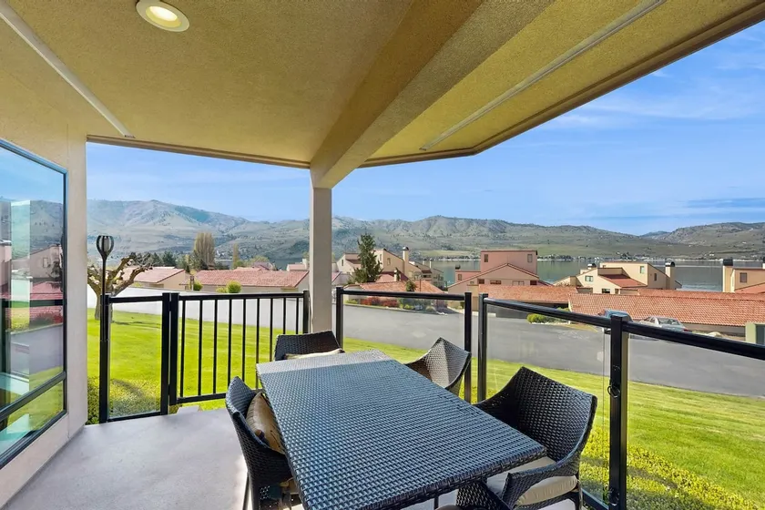 2BR lake-view condo with 6 pools, hot tub, & gym - Image 1