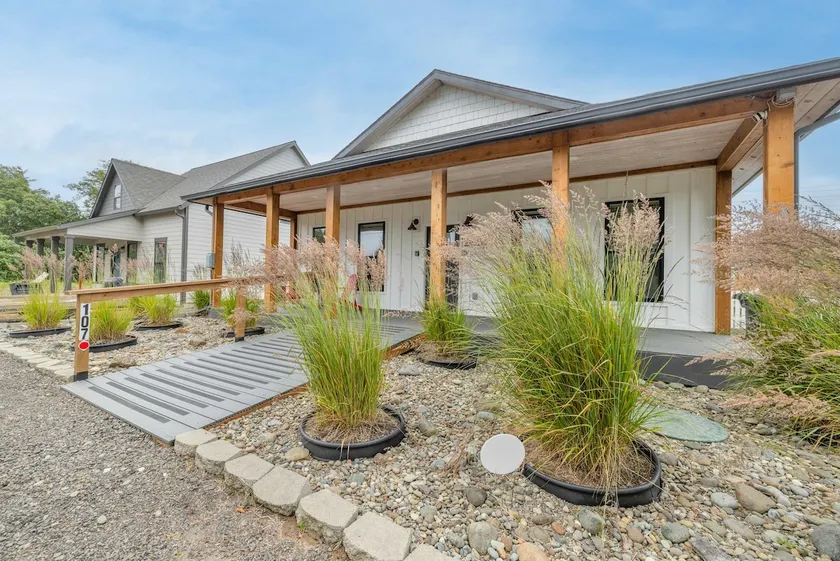 Modern cottage with covered deck grill & fireplace - walk to beach-bars-dining - Image 1