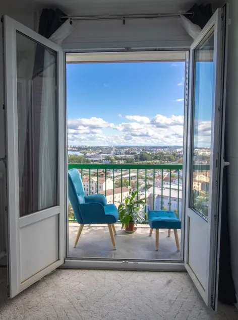 Renovated 2-Bed Apartment 2 min from Lyon - Image 1