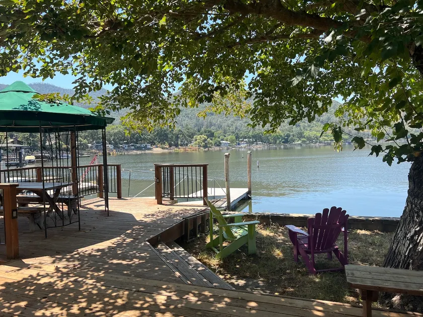 The Lazy Lake House - Image 1