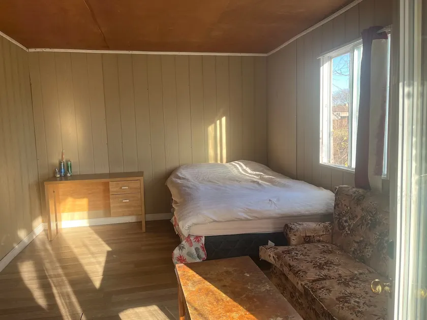 Spacious Backyard Room - Image 1