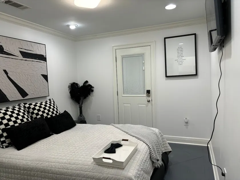 Private suite at Rommy’s house. 1 Bedroom. - Image 1