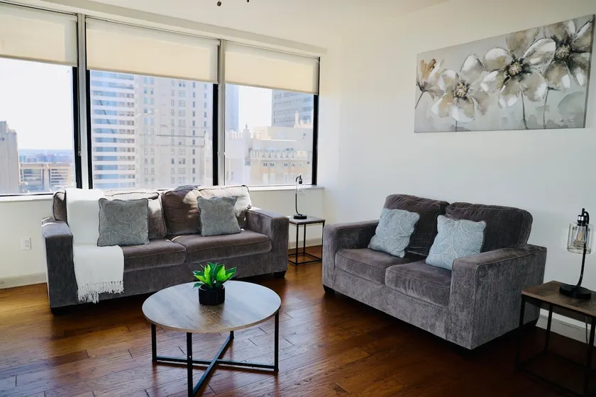 Modern 1BR | City Views | Parking Included - Image 1