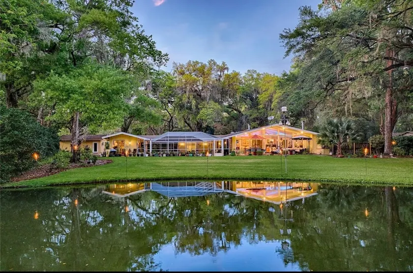 UF Family Retreat•Pool•Game Room•Sleeps 10•Pond - Image 1