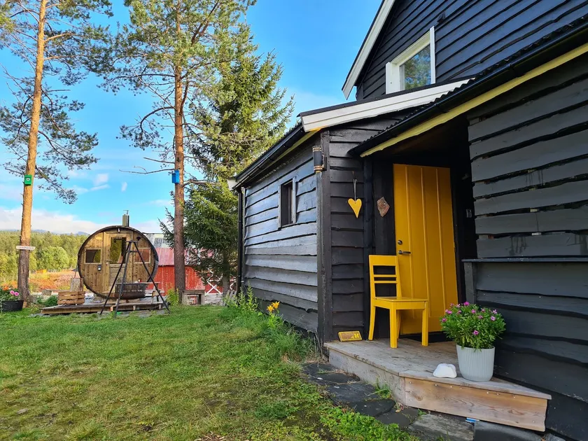 Large cabin with wood-fired sauna in the woods - Image 1