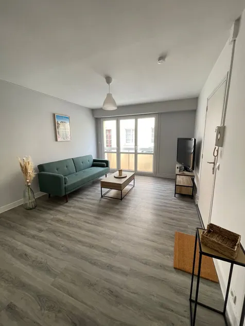 2-bedroom apartment in the city center - Image 1