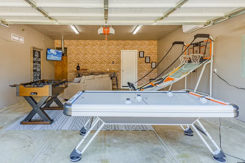 Going Rogue Airbnb. Walking distance to Rogue X! - Image 1
