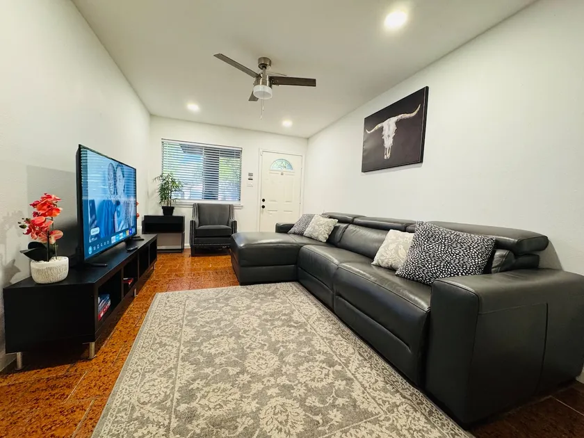 Cozy Quiet Houston Duplex 2 bedrooms - Image 1