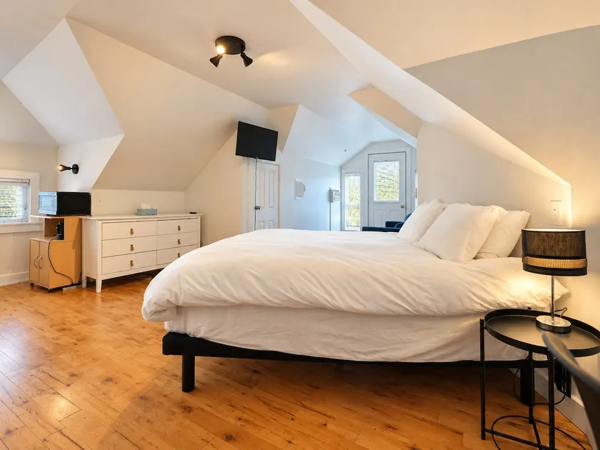 Studio 8~ Modern Loft w/ private balcony - Image 1