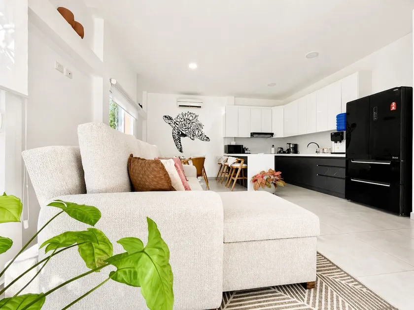 Beach house in exclusive club, 24/7 security - Image 1