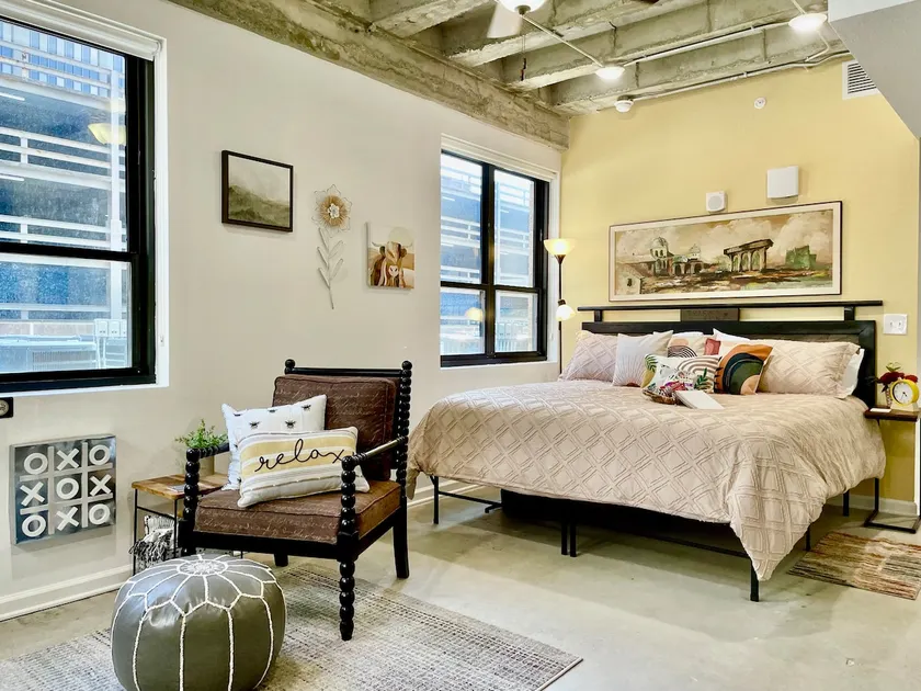 *Tuscan Sun KING suite downtown FREE parking* - Image 1