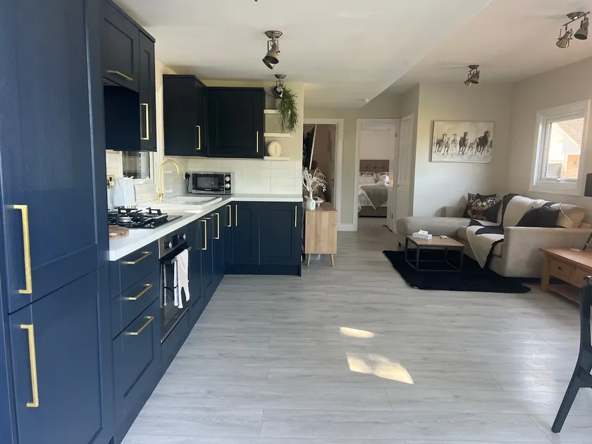 Cosy 2 bed lodge with spacious kitchen /lounge - Image 1