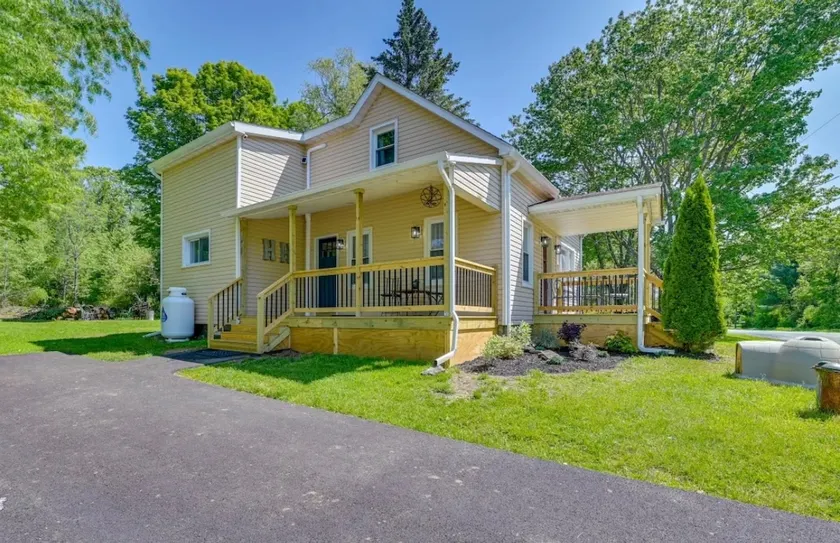 Farmhouse central to Lake George and Saratoga - Image 1