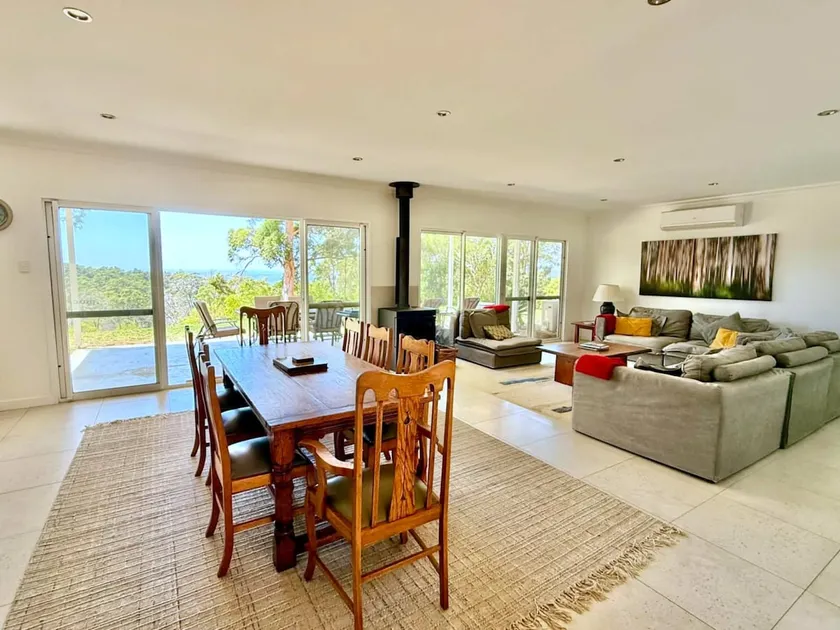 Shadforth Rise: Spacious, modern home, beautiful views, 4 mins to town - Image 1